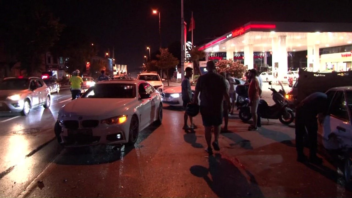 Üsküdar’da Benzin İstasyonuna Ters Yönden Giren Araç Kaza Yaptı